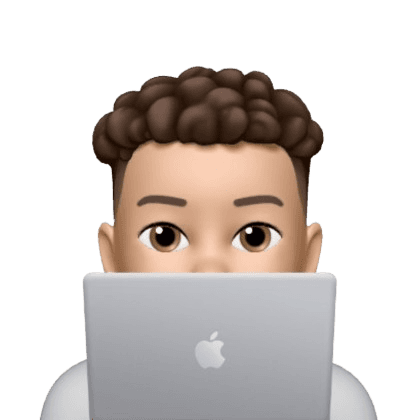 Pessoa programadora usando notebook